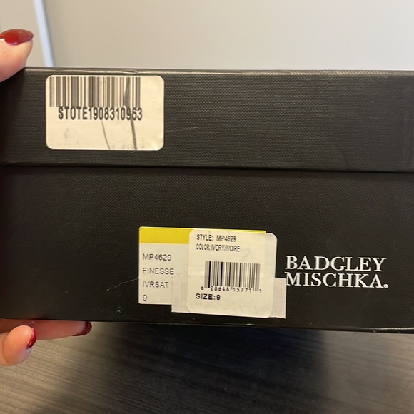Badgley Mischka Finesse Ivory - Picture 6 of 6